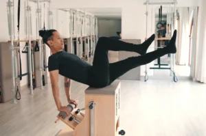 Alumno realizando ejercicio de pilates con Wunda Chair en Siamo Pilates Madrid