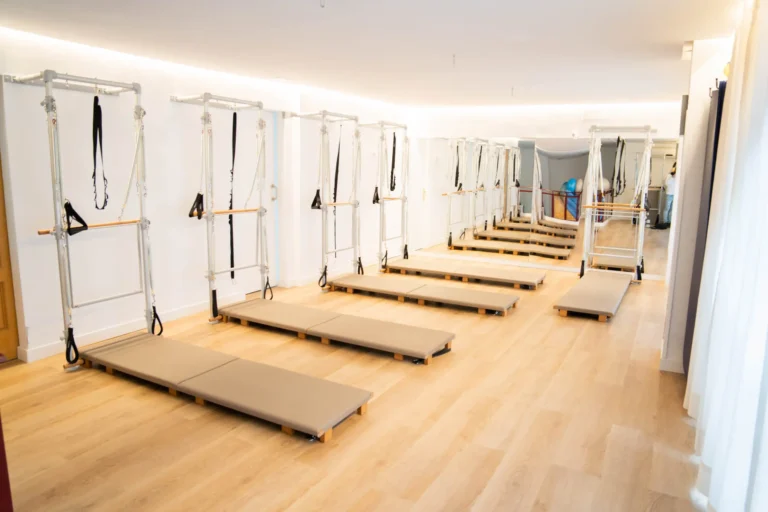 Sala equipada con torres de pilates para clases grupales en Siamo Pilates Madrid