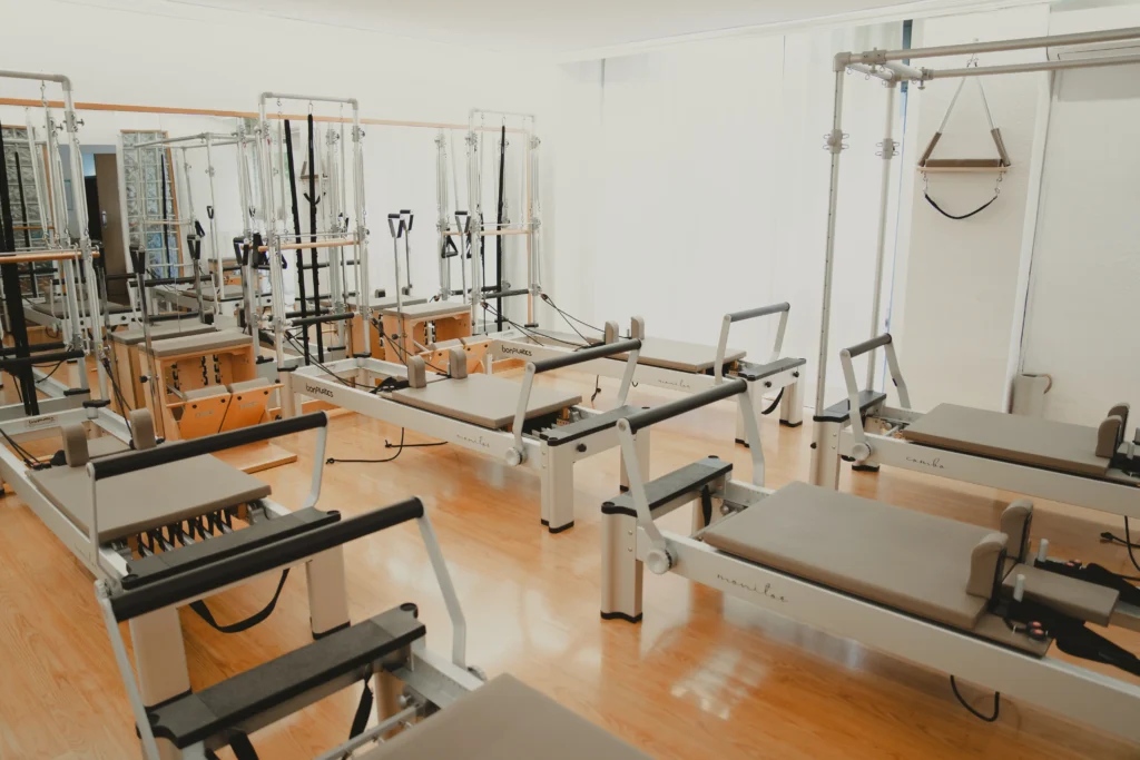Estudio de pilates equipado con máquinas Reformer en Siamo Pilates Madrid