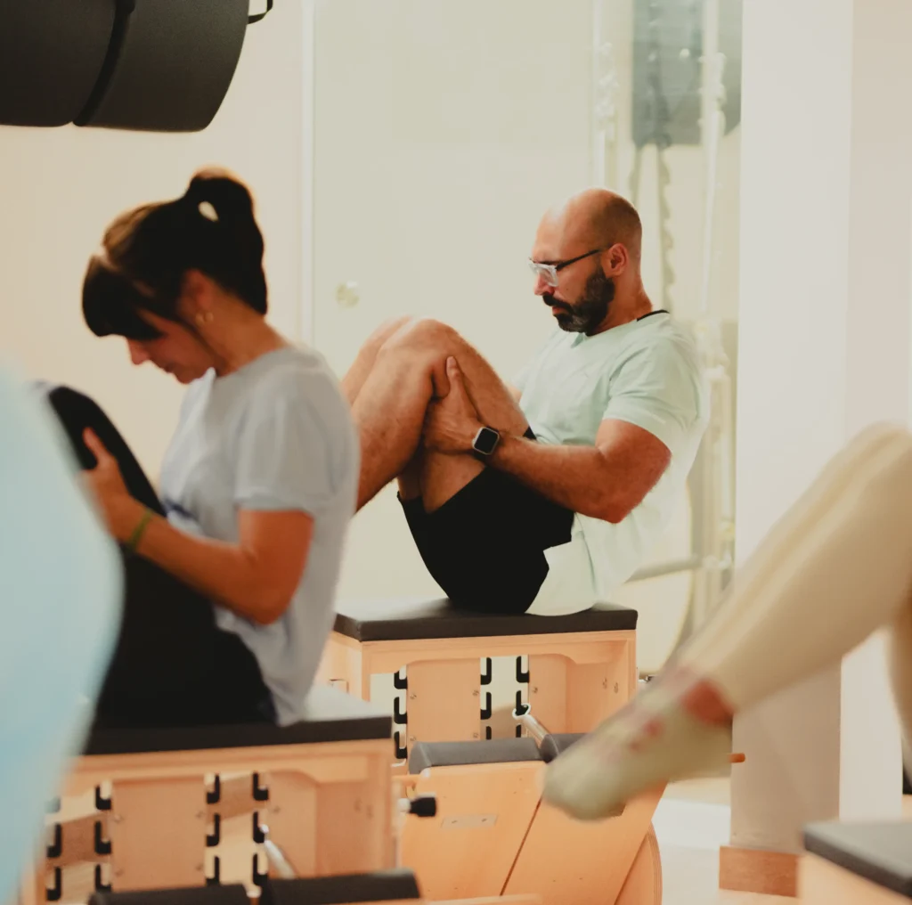 Hombre realizando ejercicio de pilates en Wunda Chair en Siamo Pilates Madrid