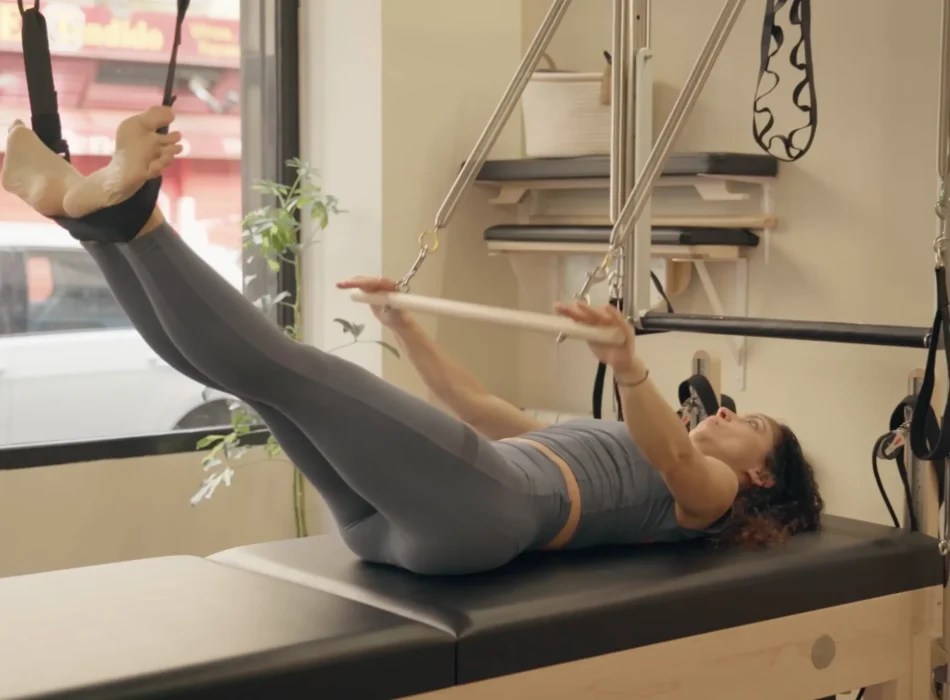 Profesora de pilates haciendo ejercicio Profesora de pilates haciendo ejercicio