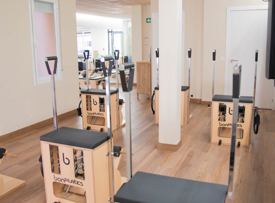 Sala de sillas en estudio de pilates Sala de sillas en estudio de pilates