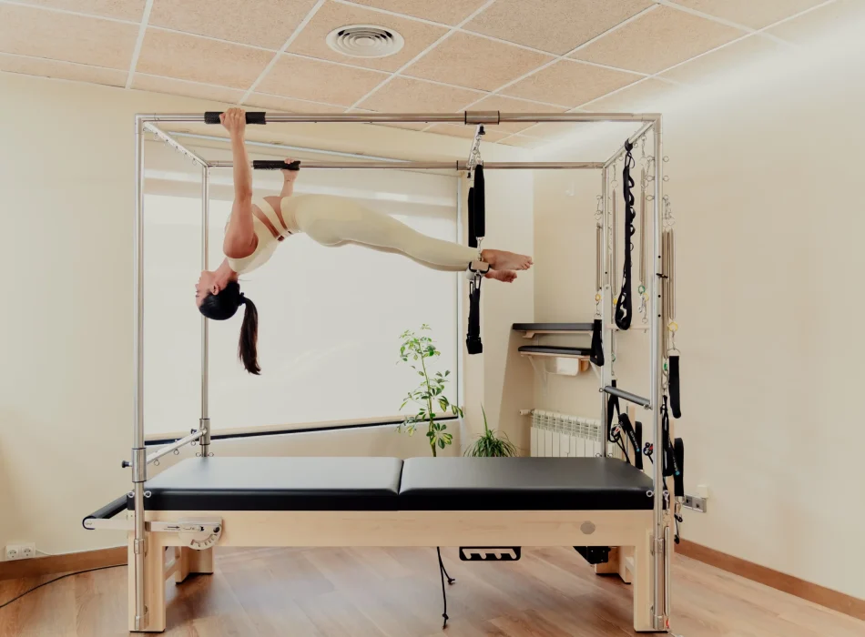 Pilates avanzado en Cadillac – Siamo Pilates Madrid Alumna realizando ejercicio avanzado en Cadillac en el centro Siamo Pilates Madrid