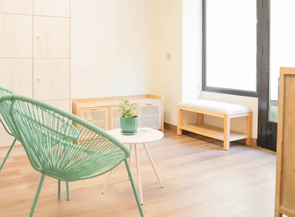 Bienvenido a Siamo Pilates Madrid Zona de espera luminosa en el centro Siamo Pilates en Madrid