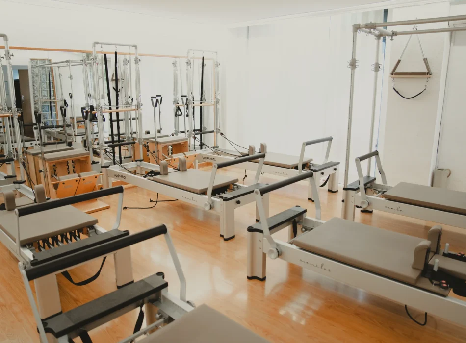 Sala de entrenamiento con Reformer – Siamo Pilates Madrid Estudio de pilates equipado con máquinas Reformer en Siamo Pilates Madrid