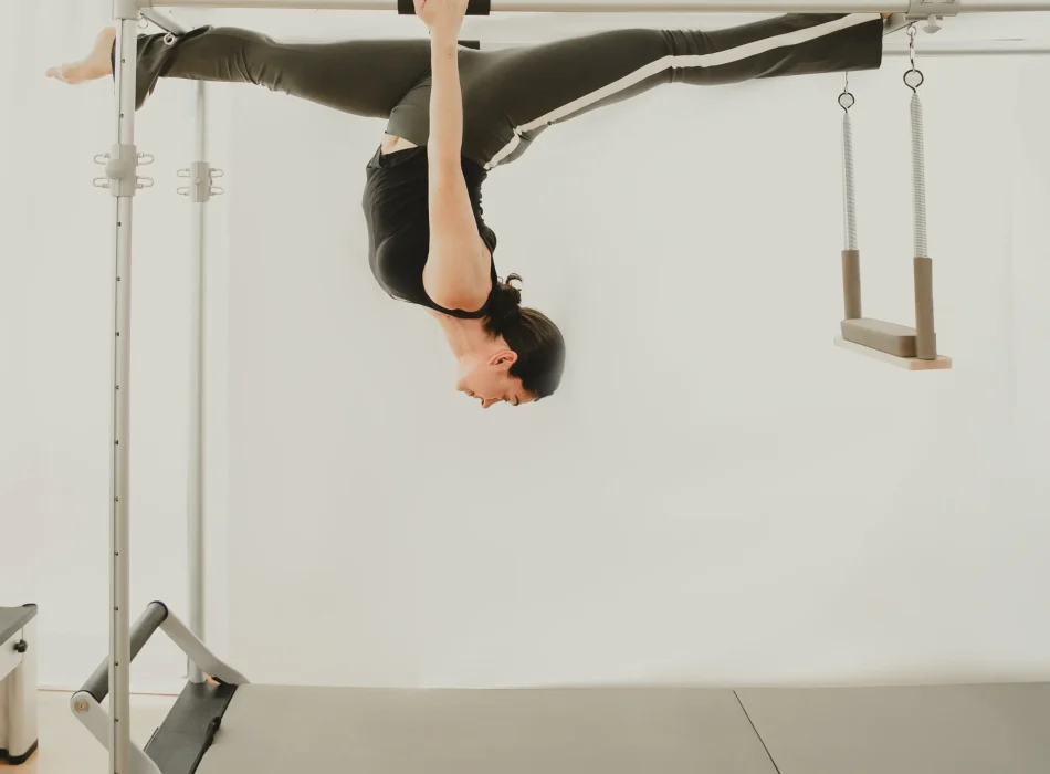 Pilates aéreo – Postura invertida con control total
