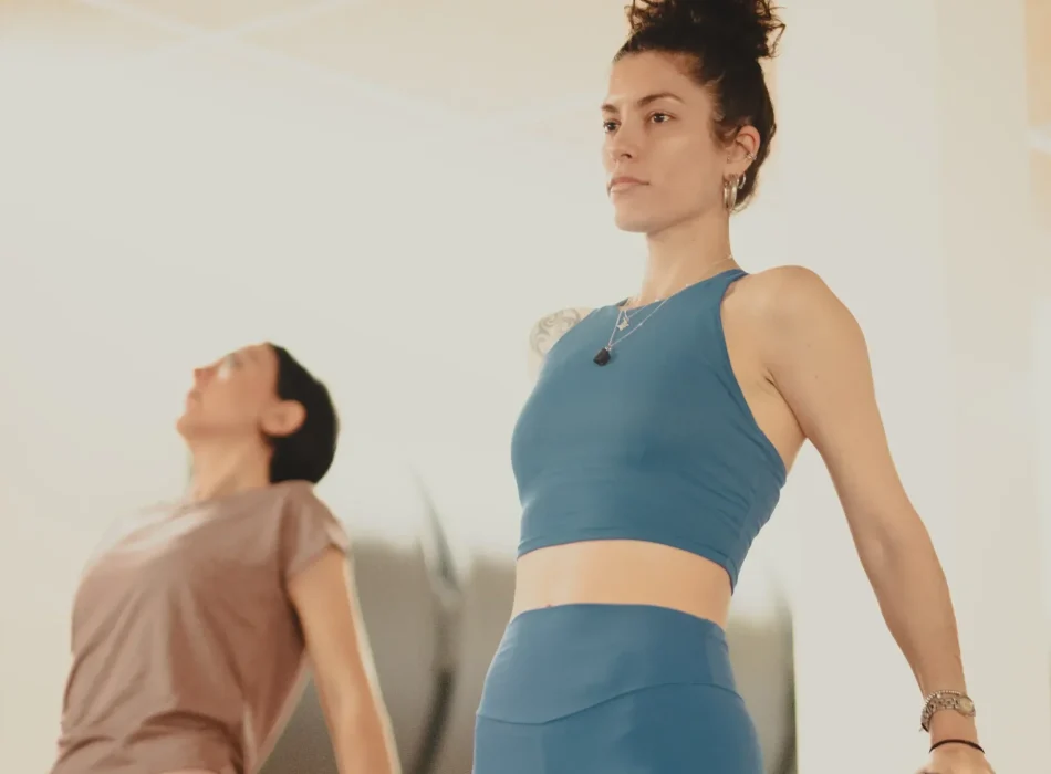 Clase de pilates enfocada en la fuerza Ejercicio de fuerza con máquinas de pilates