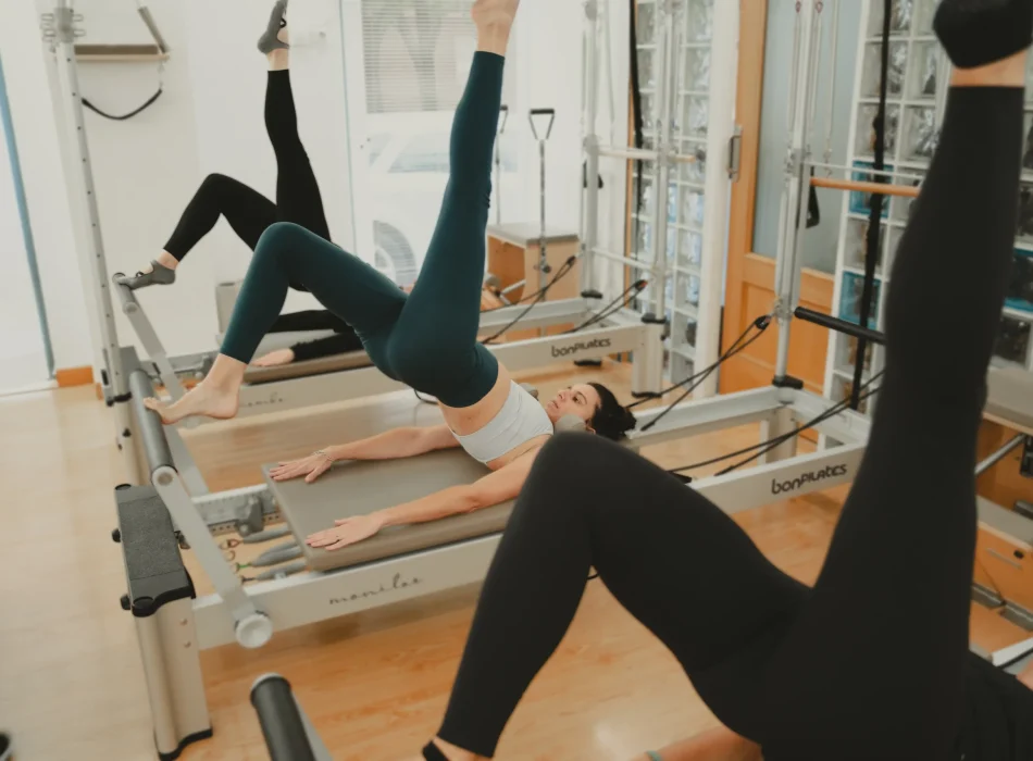 Fortalecimiento de core con Reformer – Siamo Pilates Ejercicio de fuerza de core en clase de pilates reformer en Siamo Madrid