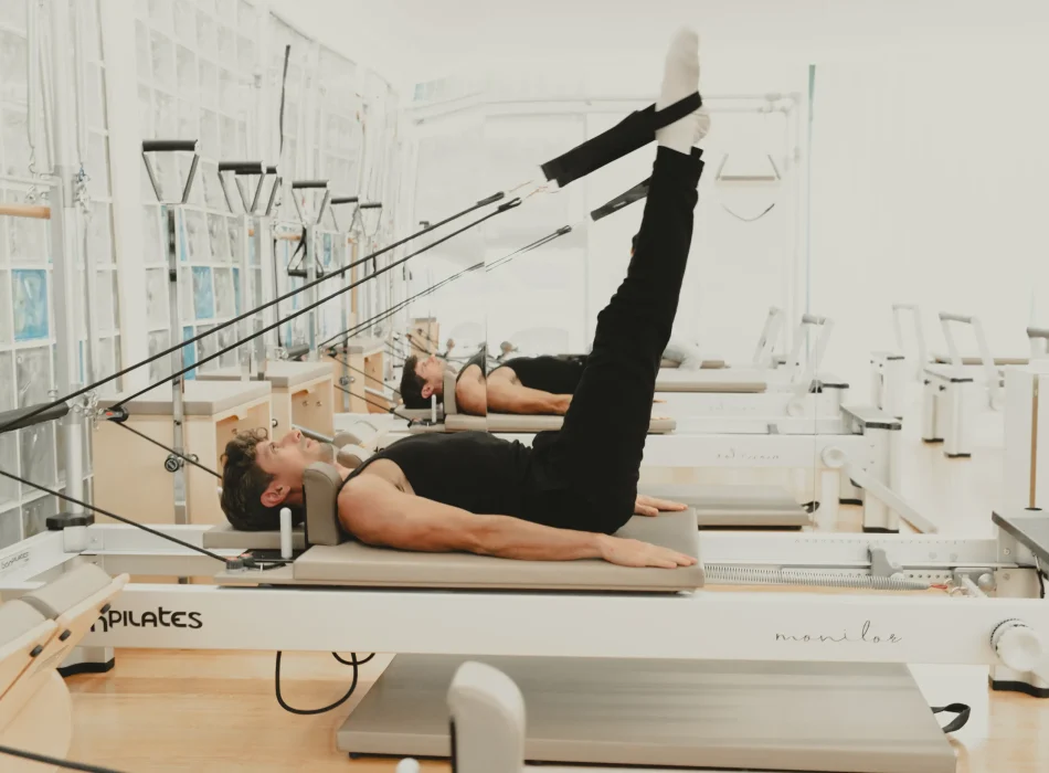 Alumno realizando ejercicio técnico en reformer en Siamo Pilates Madrid