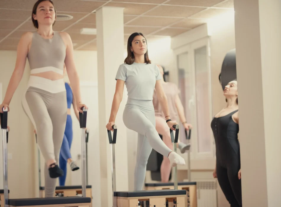 Pilates en grupo con Wunda Chair – Siamo Madrid Alumnas en clase grupal de pilates con Wunda Chair en el centro Siamo Pilates de Madrid