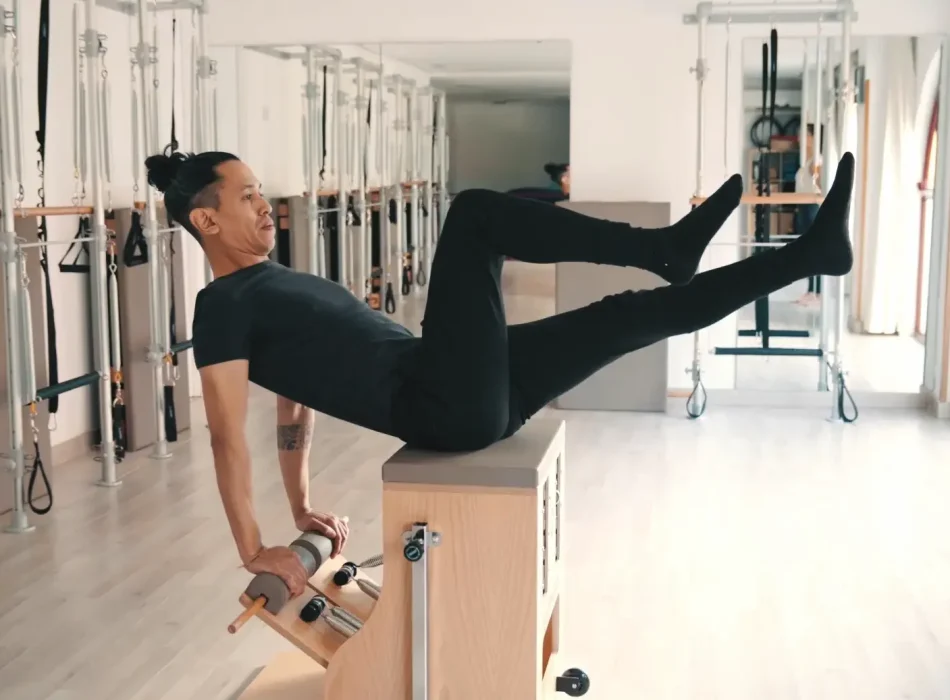 Control y equilibrio con Wunda Chair – Siamo Pilates Alumno realizando ejercicio de pilates con Wunda Chair en Siamo Pilates Madrid