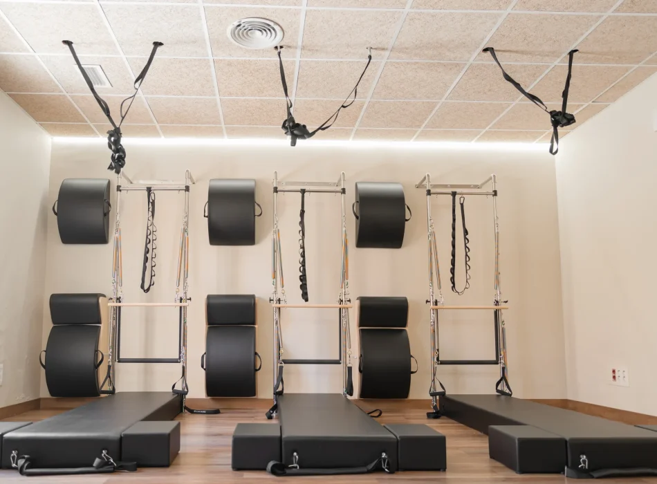 Espacio para entrenamiento de columna y movilidad – Siamo Pilates Sala equipada con wall units y spinefitter en Siamo Pilates Madrid