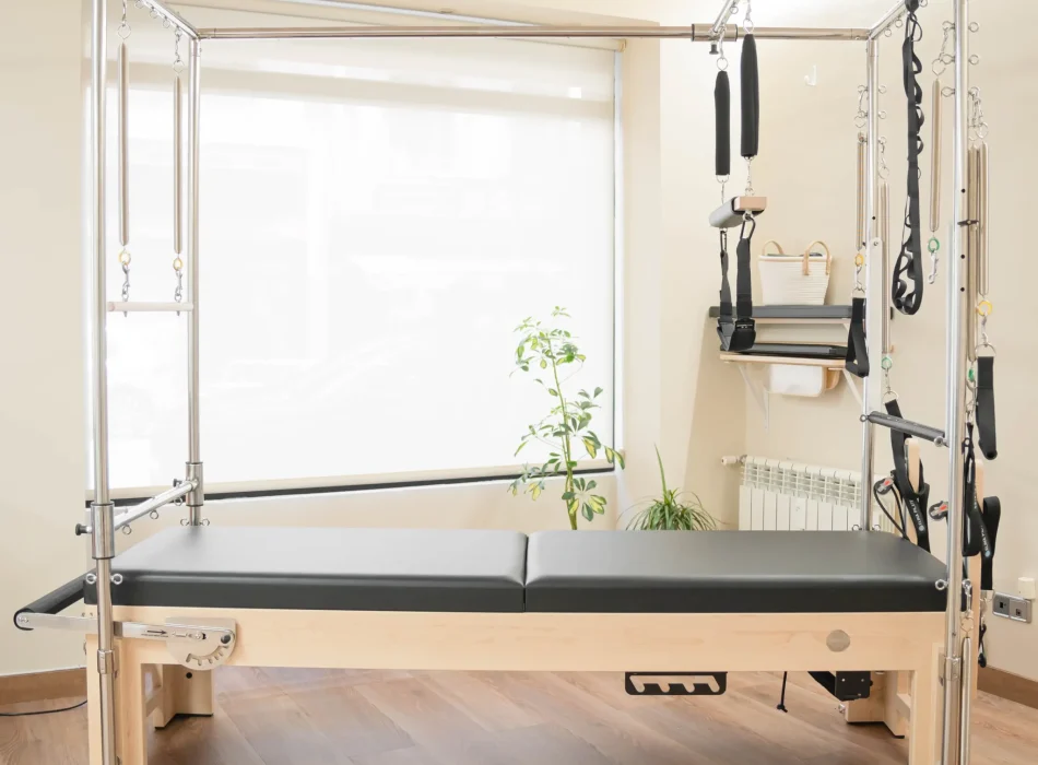 Equipo profesional de pilates torre en sala del centro Máquina de pilates torre en estudio de Siamo Pilates Madrid